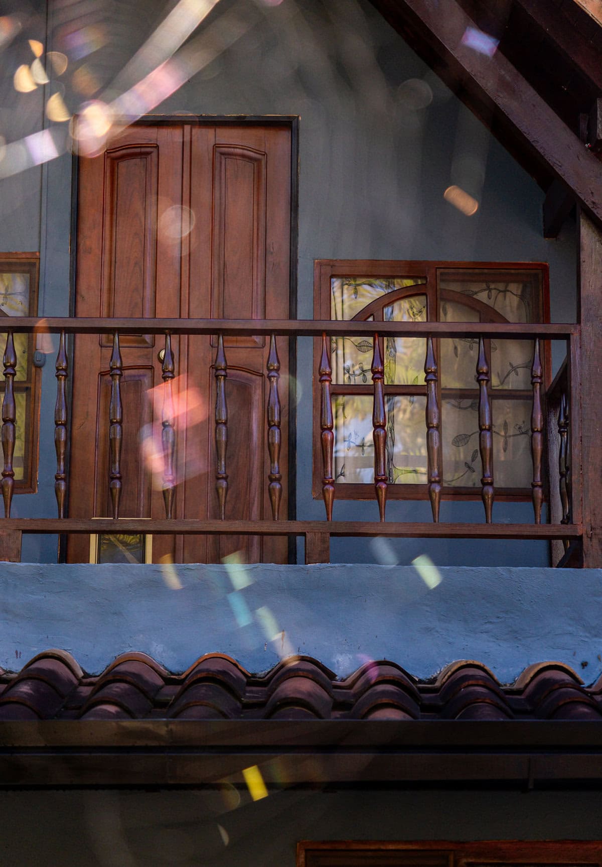 Handcrafted wooden balcony with rustic design at Finca Conejo Blanco resort.