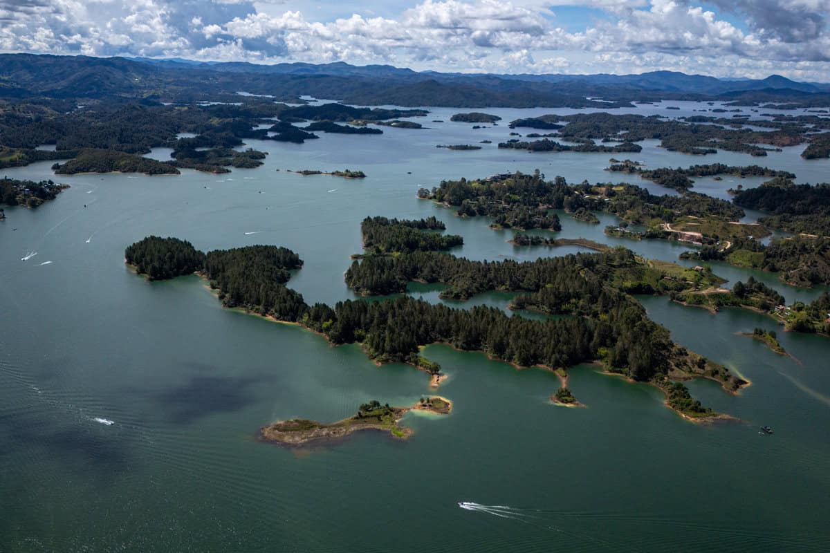 Lush green islands and water bodies at Finca Conejo Blanco in a scenic landscape.